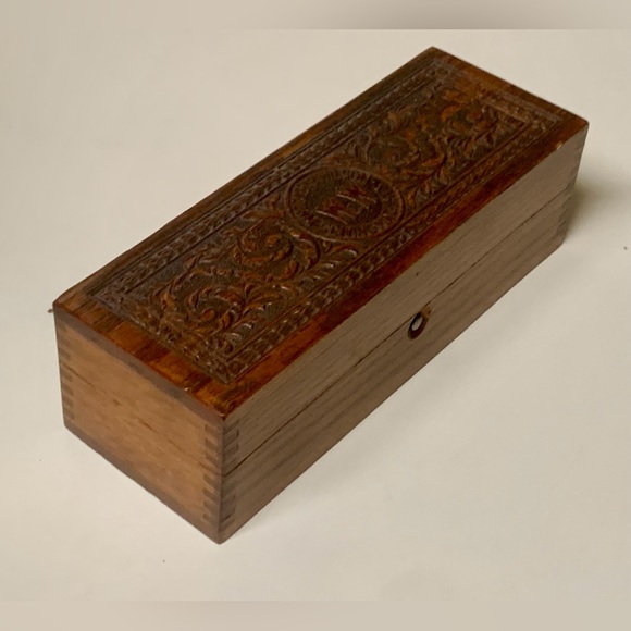 Late 19th Century Hand Carved Finger Jointed Wheeler & Wilson Sewing Machine Box - Picture 4 of 15